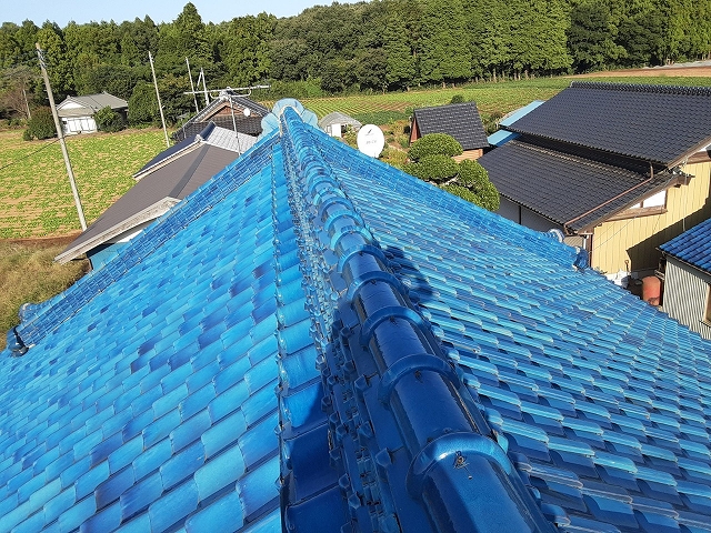 急勾配屋根の棟付近